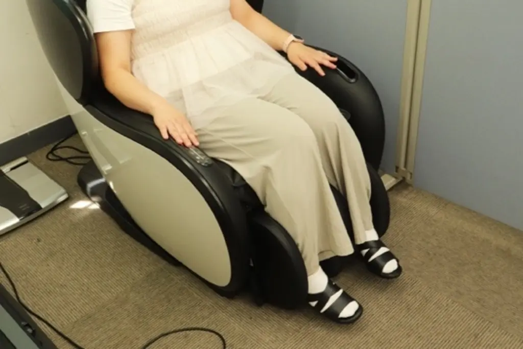 マッサージチェアを利用している様子